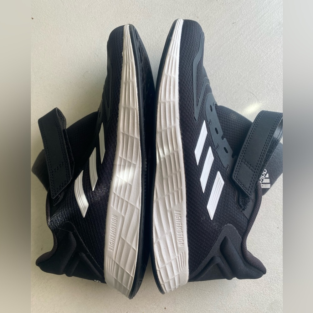 NWOT Adidas Boys Shoes Size 3 Color Black - Picture 3 of 9